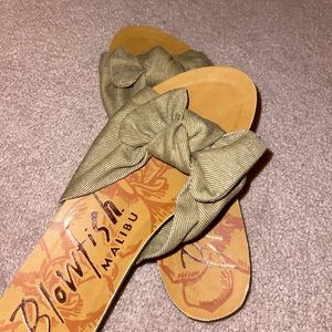 Brand new blowfish bow sandals!!